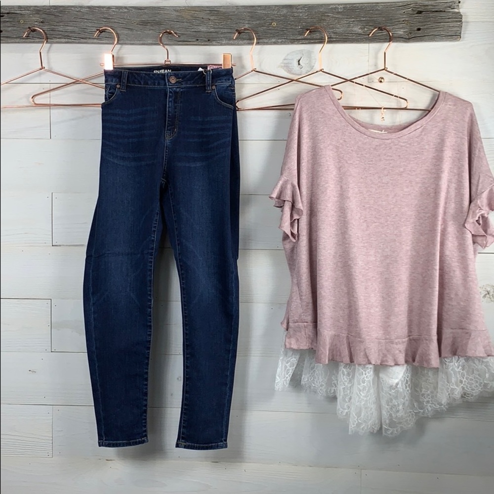 Curvy Fit, Mid Rise Classic Stone Wash Ankle Jean. - Picture 7 of 8